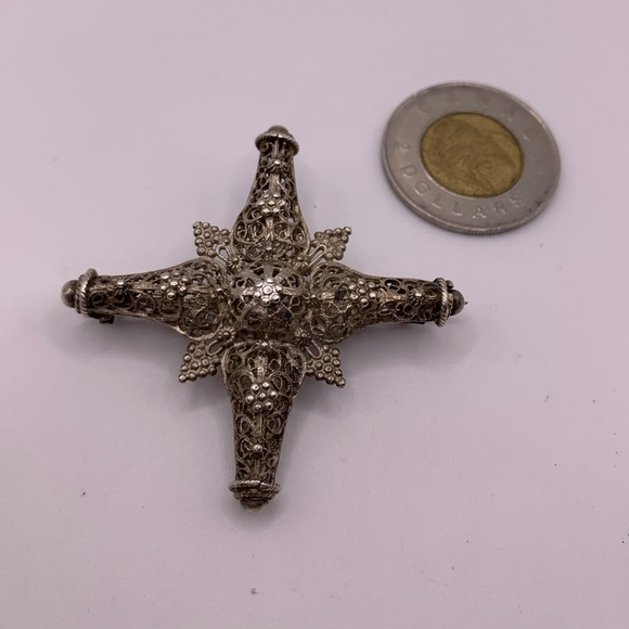 vintage filigree silver cross brooch - Picture 3 of 5